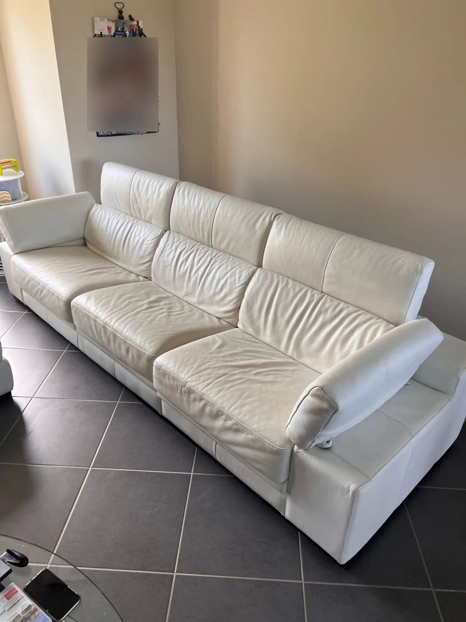 image d'un canapé en cuir sale avant le nettoyage réalisé par CleanWash Services