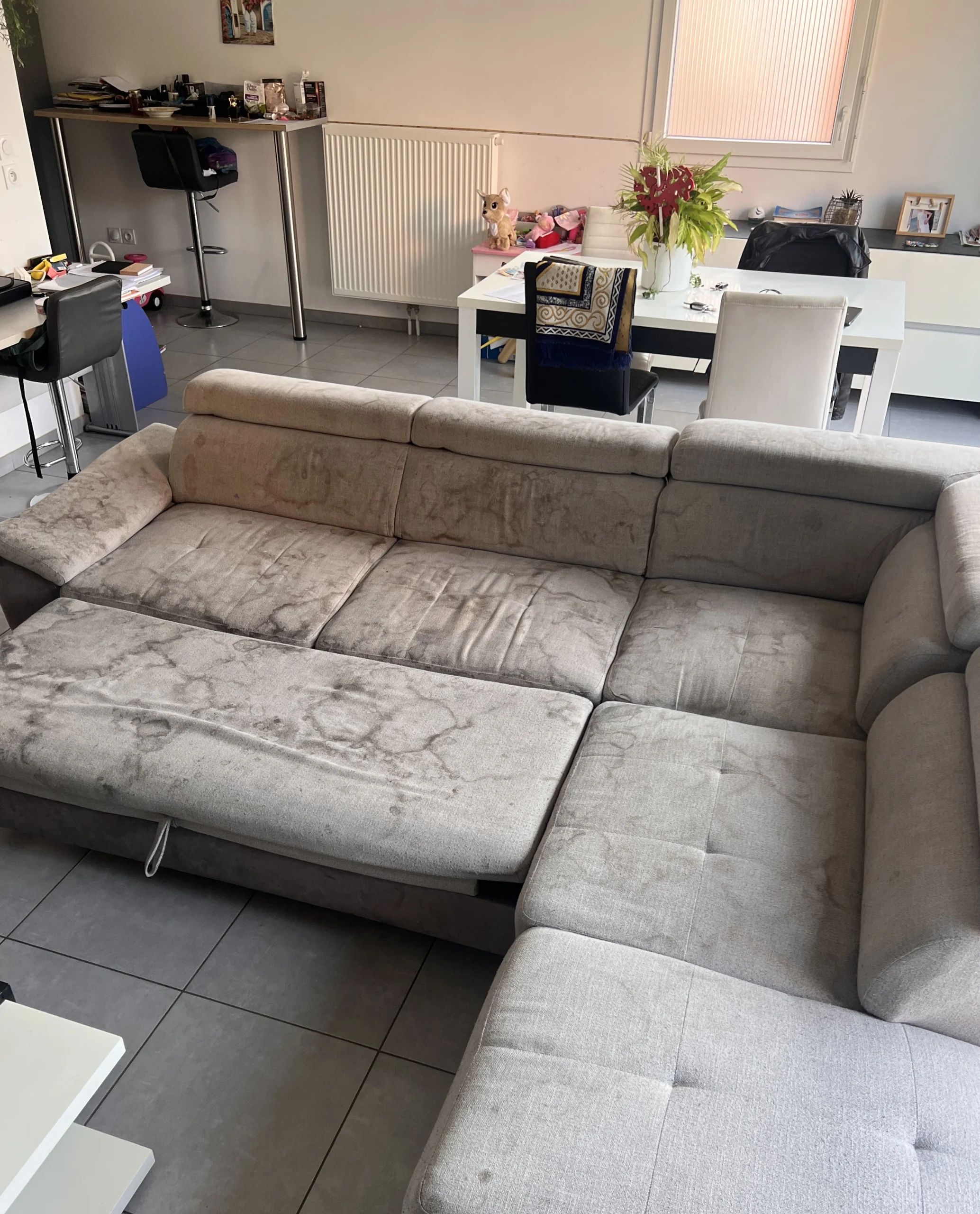 image d'un canapé avant le nettoyage réalisé par CleanWash Services