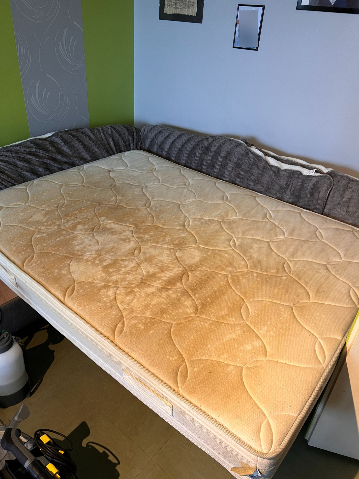 Un matelas sale avant un nettoyage en profondeur - CleanWash Services Arras