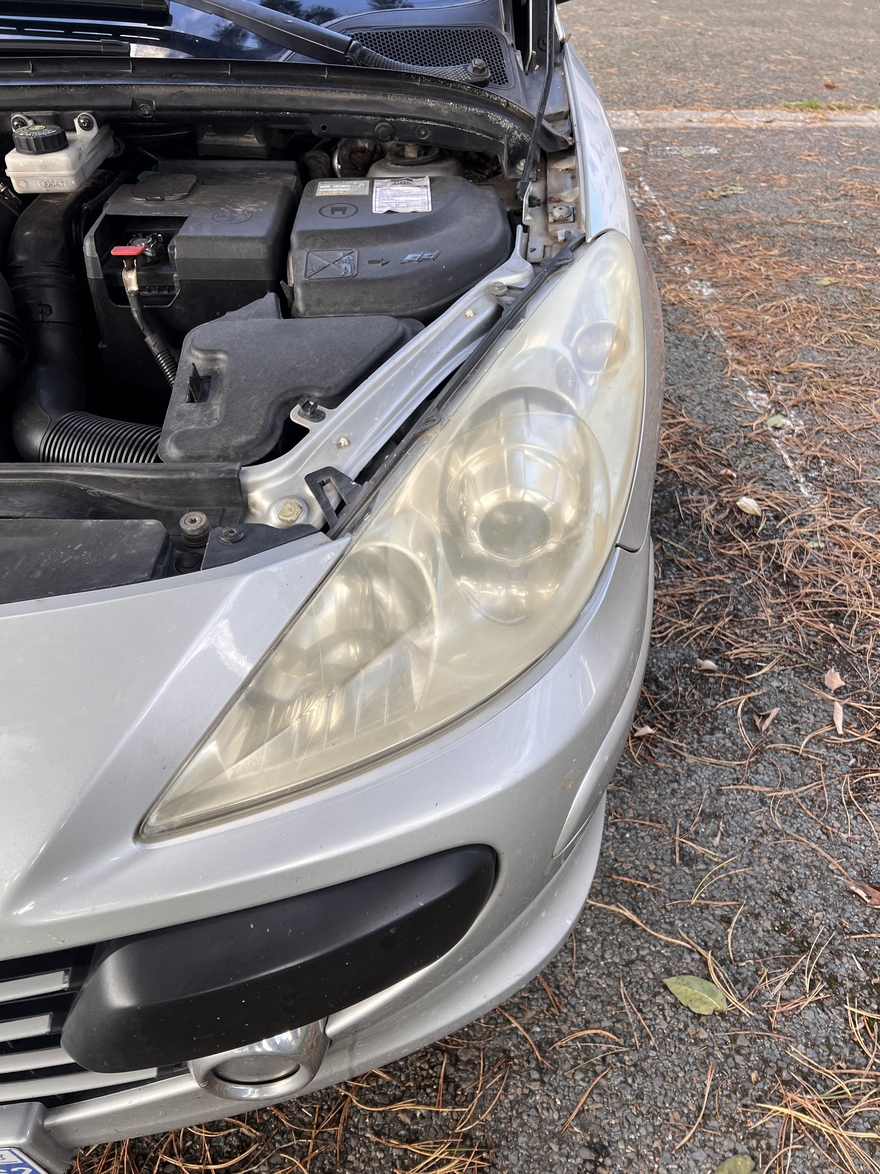 image d'un phare de voiture ternis avant d'être rénové par CleanWash Services