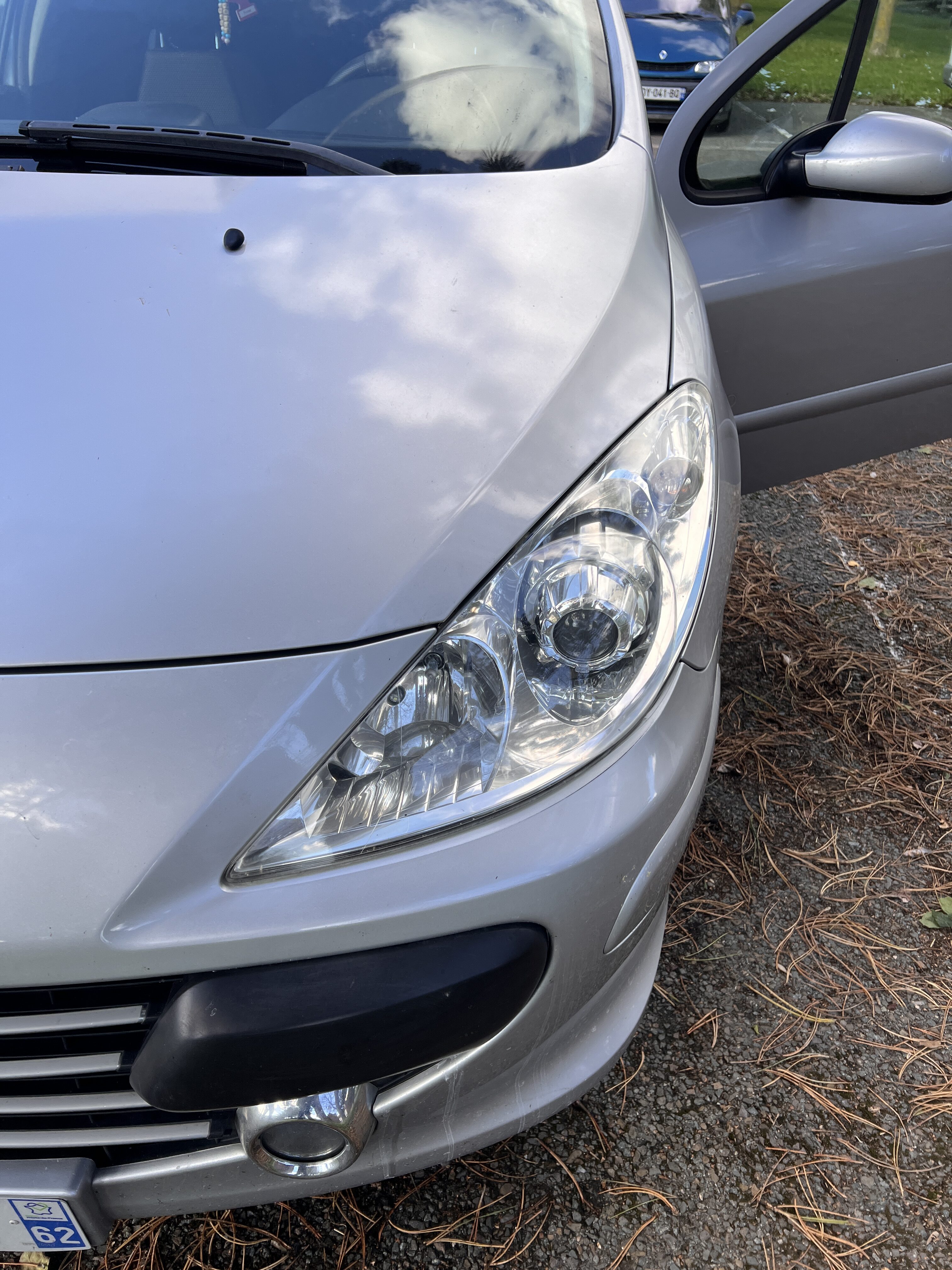 image d'un phare de voiture rénové après une rénovation à domicile par CleanWash Services