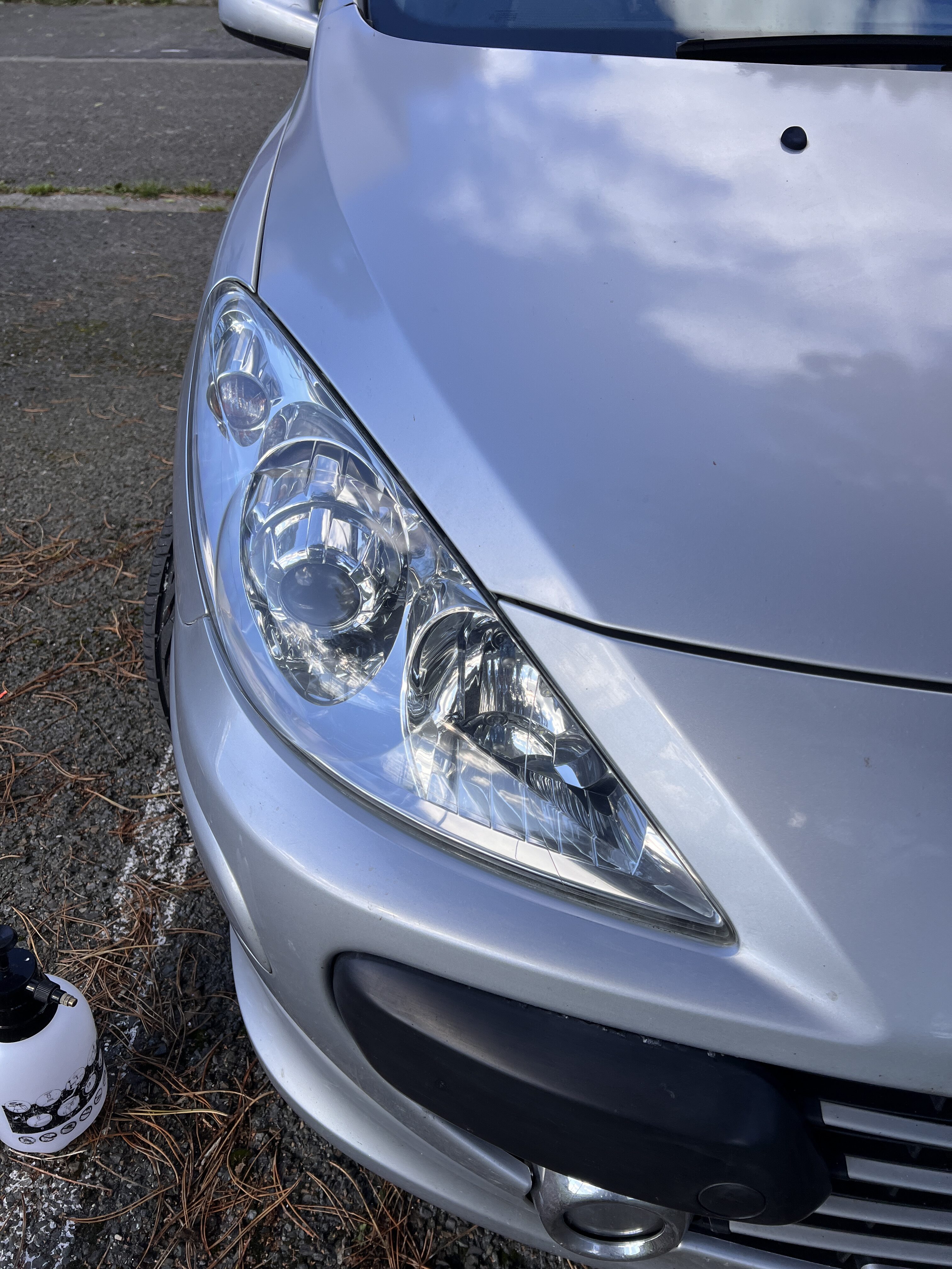 image d'un phare de voiture rénové après une rénovation à domicile par CleanWash Services