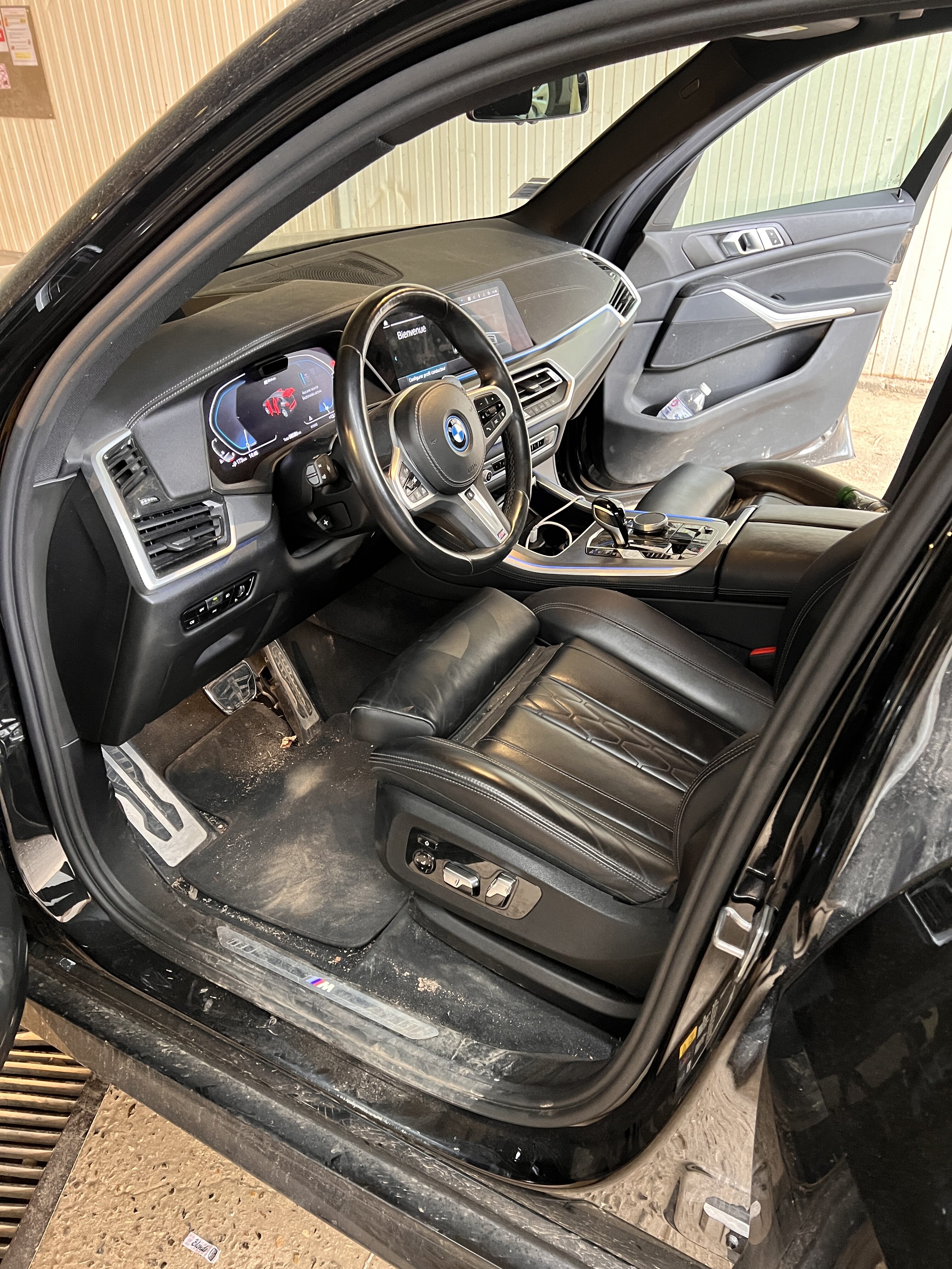 image d'une voiture intérieur cuir sale avant le nettoyage réalisé par CleanWash Services