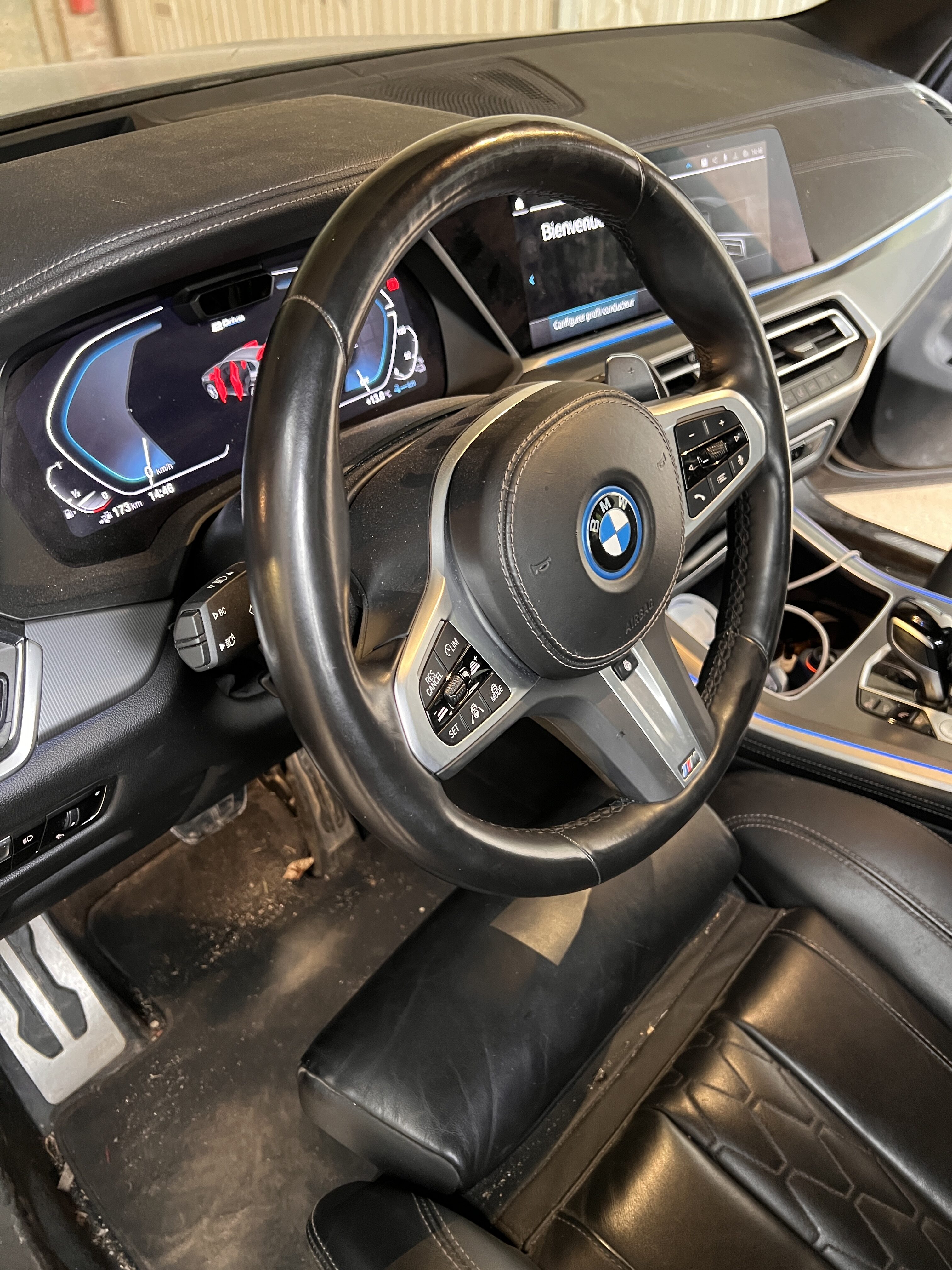 image d'un volant en cuir sale avant le nettoyage réalisé par CleanWash Services