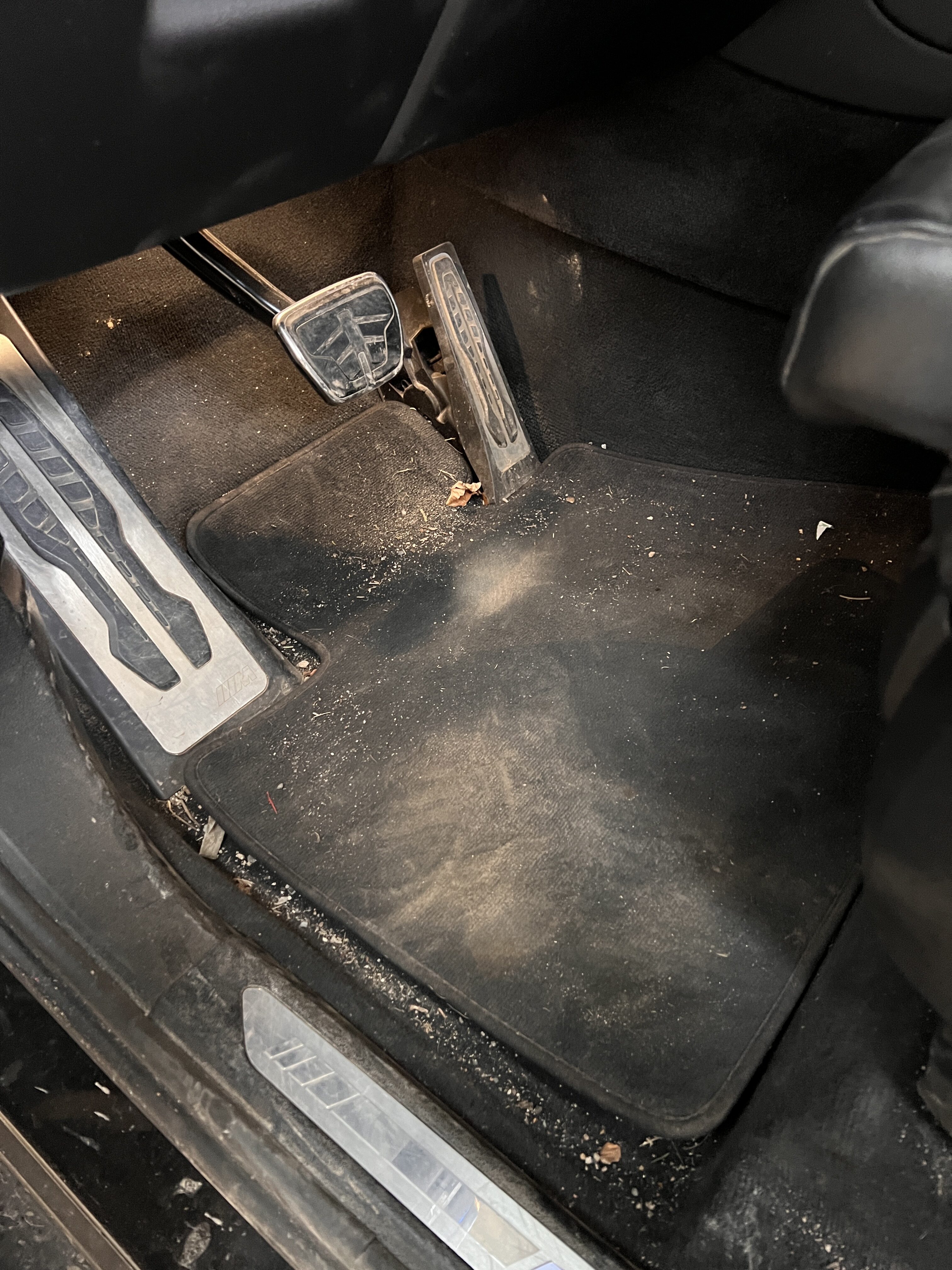 image d'une voiture intérieur cuir sale avant le nettoyage réalisé par CleanWash Services