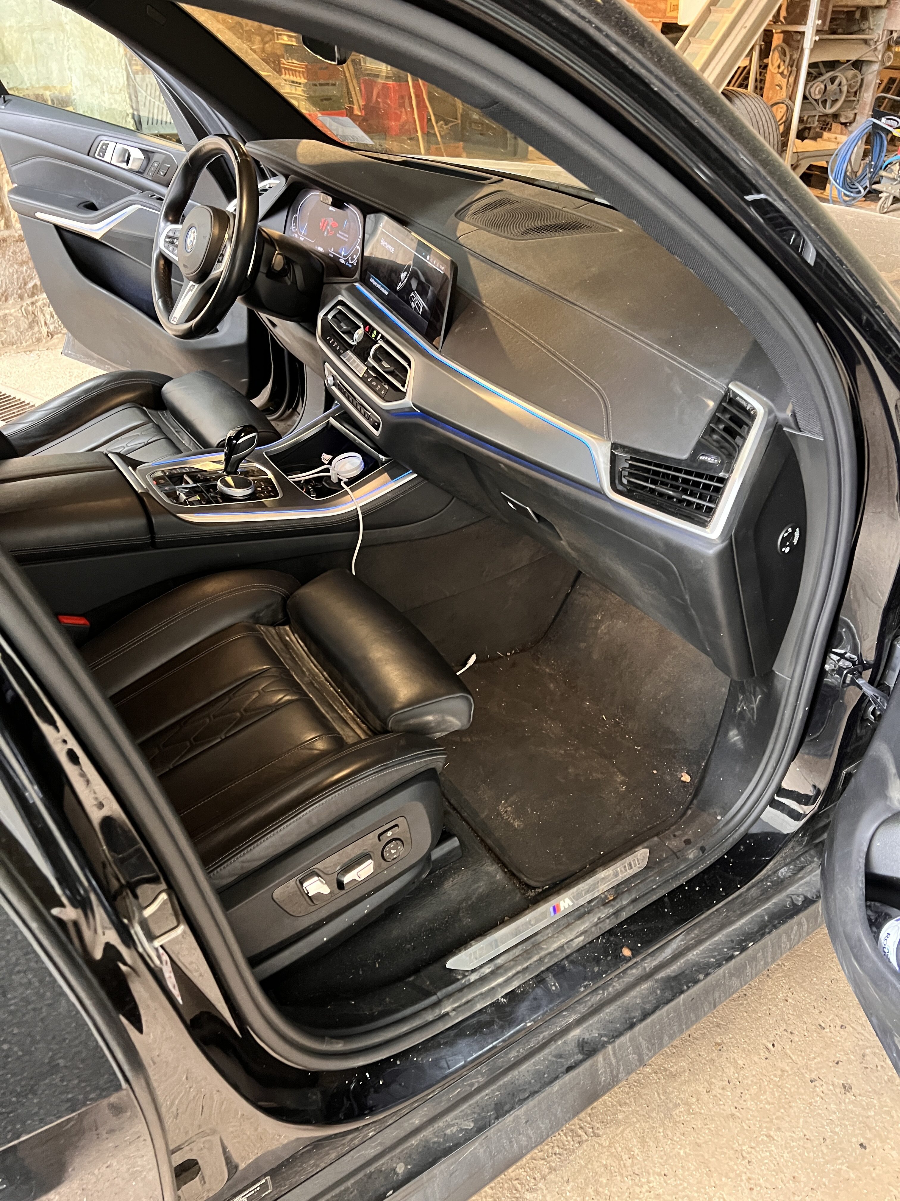 image d'une voiture intérieur cuir sale avant le nettoyage réalisé par CleanWash Services