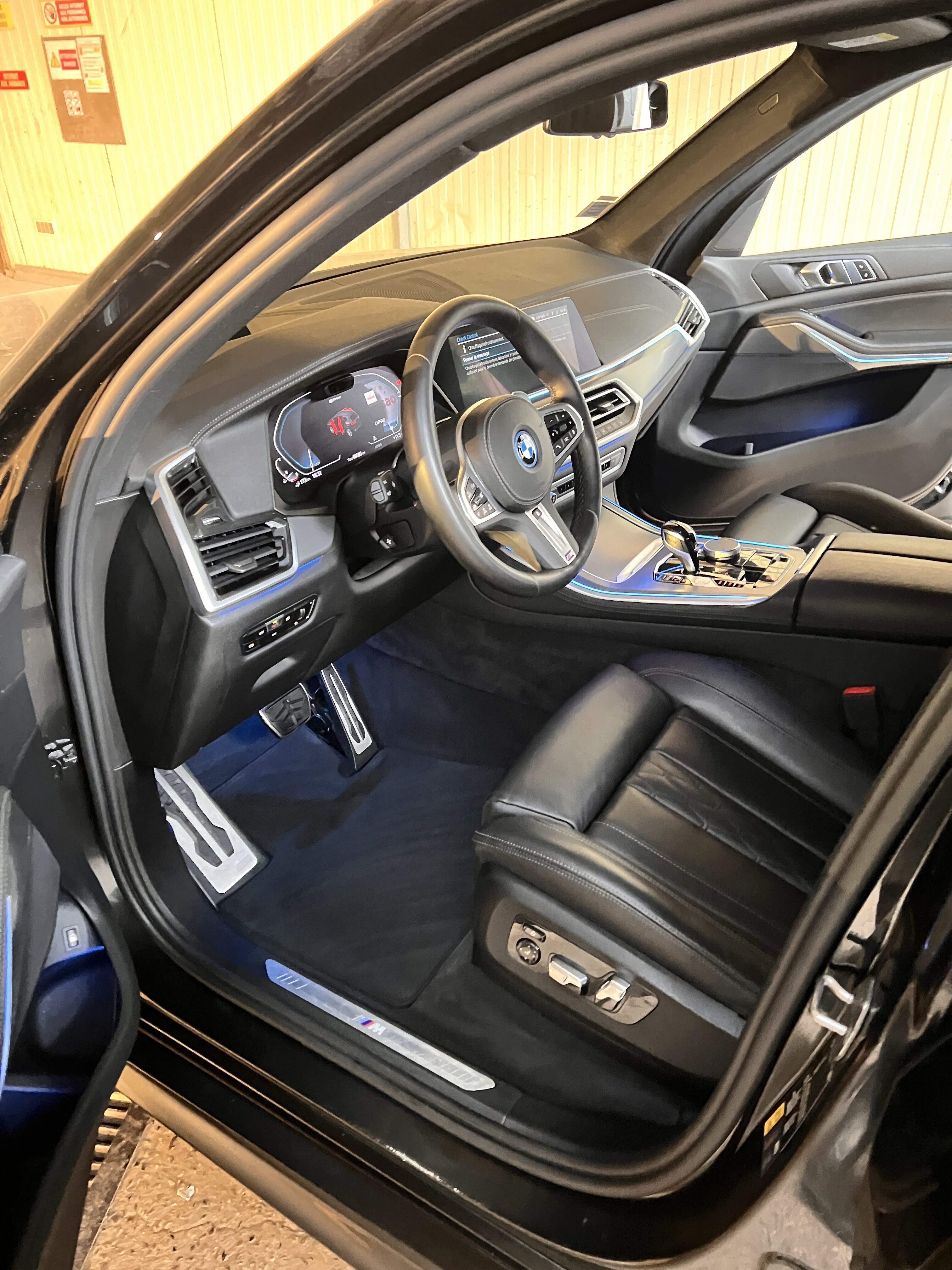 image d'une voiture intérieur cuir propre après le nettoyage réalisé par CleanWash Services