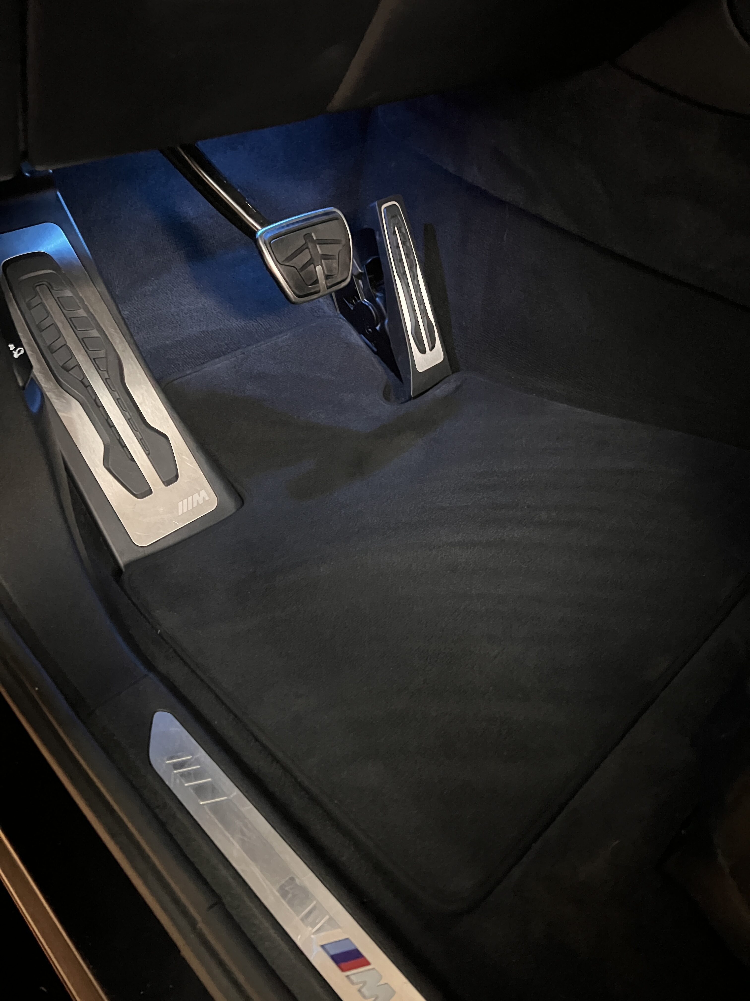 image d'une voiture intérieur cuir propre après le nettoyage réalisé par CleanWash Services