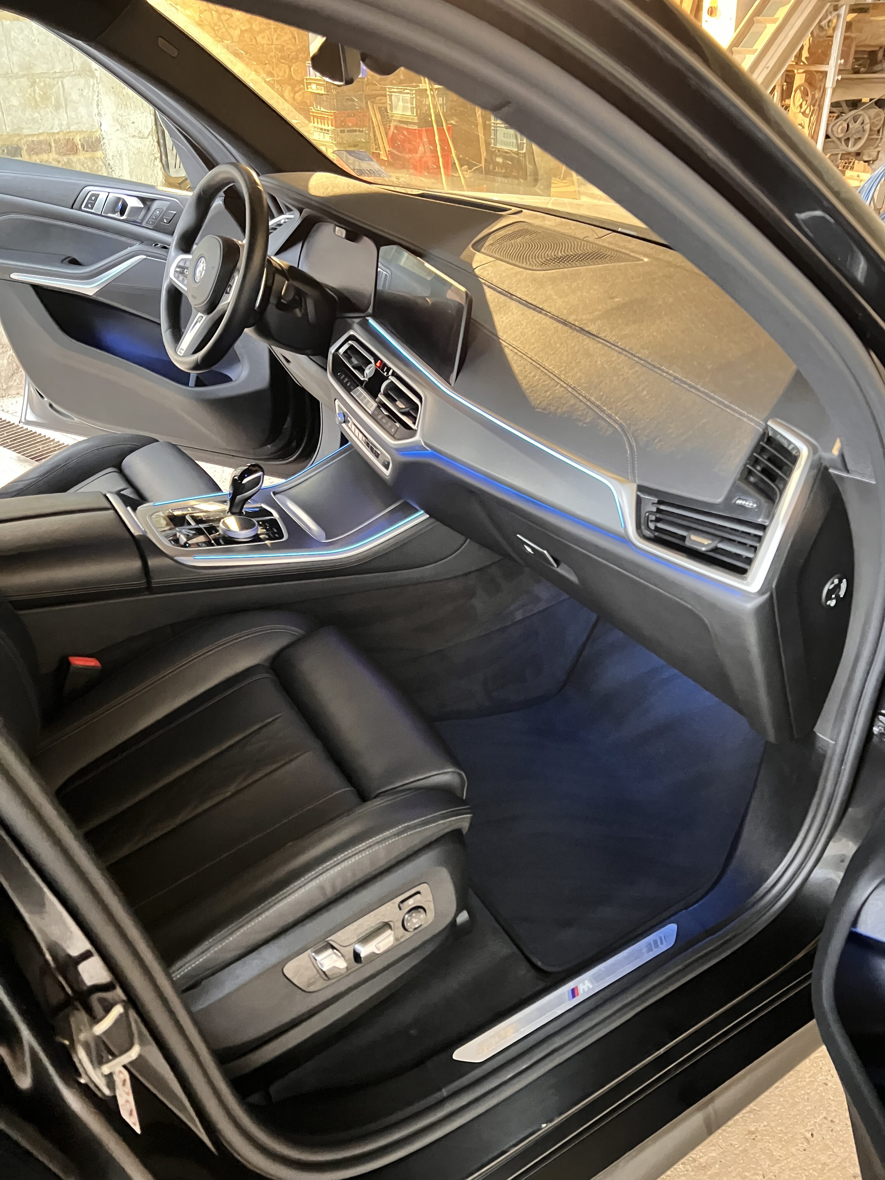 image d'une voiture intérieur cuir propre après le nettoyage réalisé par CleanWash Services