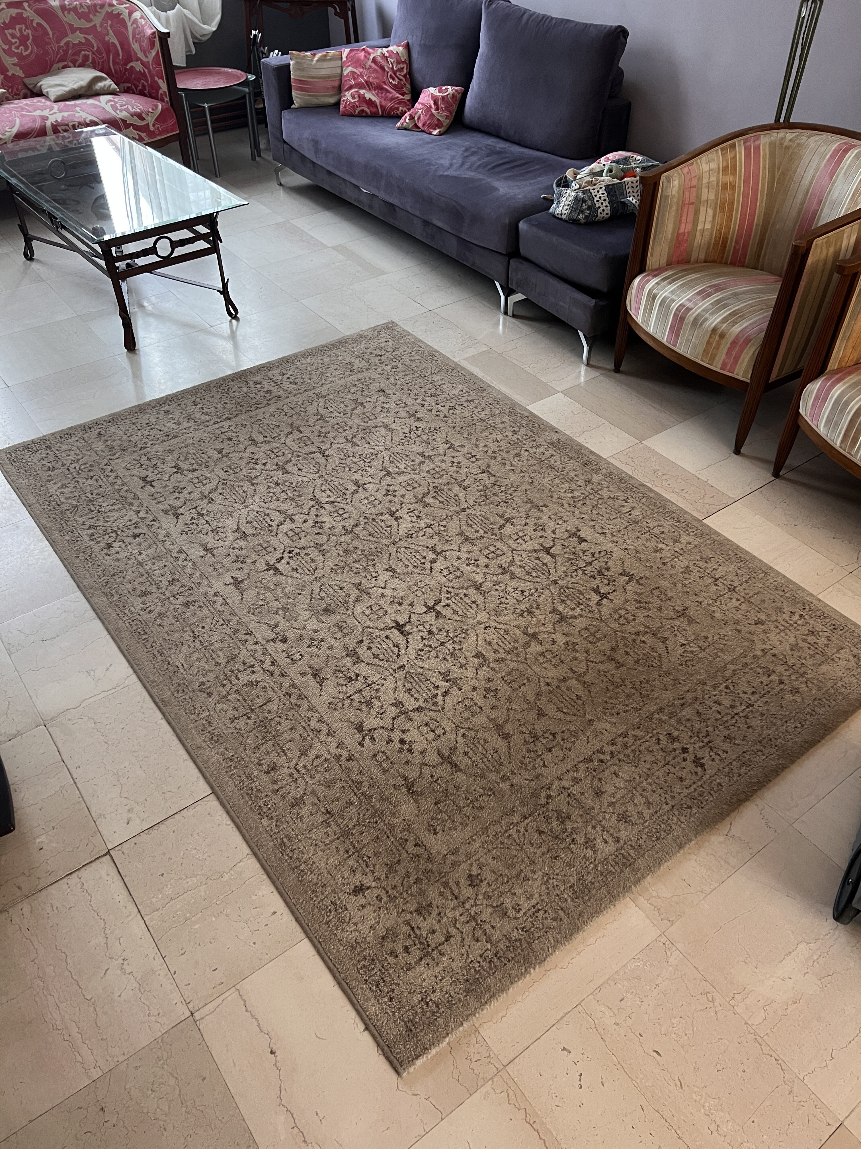 Un tapis sale avant un nettoyage en profondeur - CleanWash Services Arras