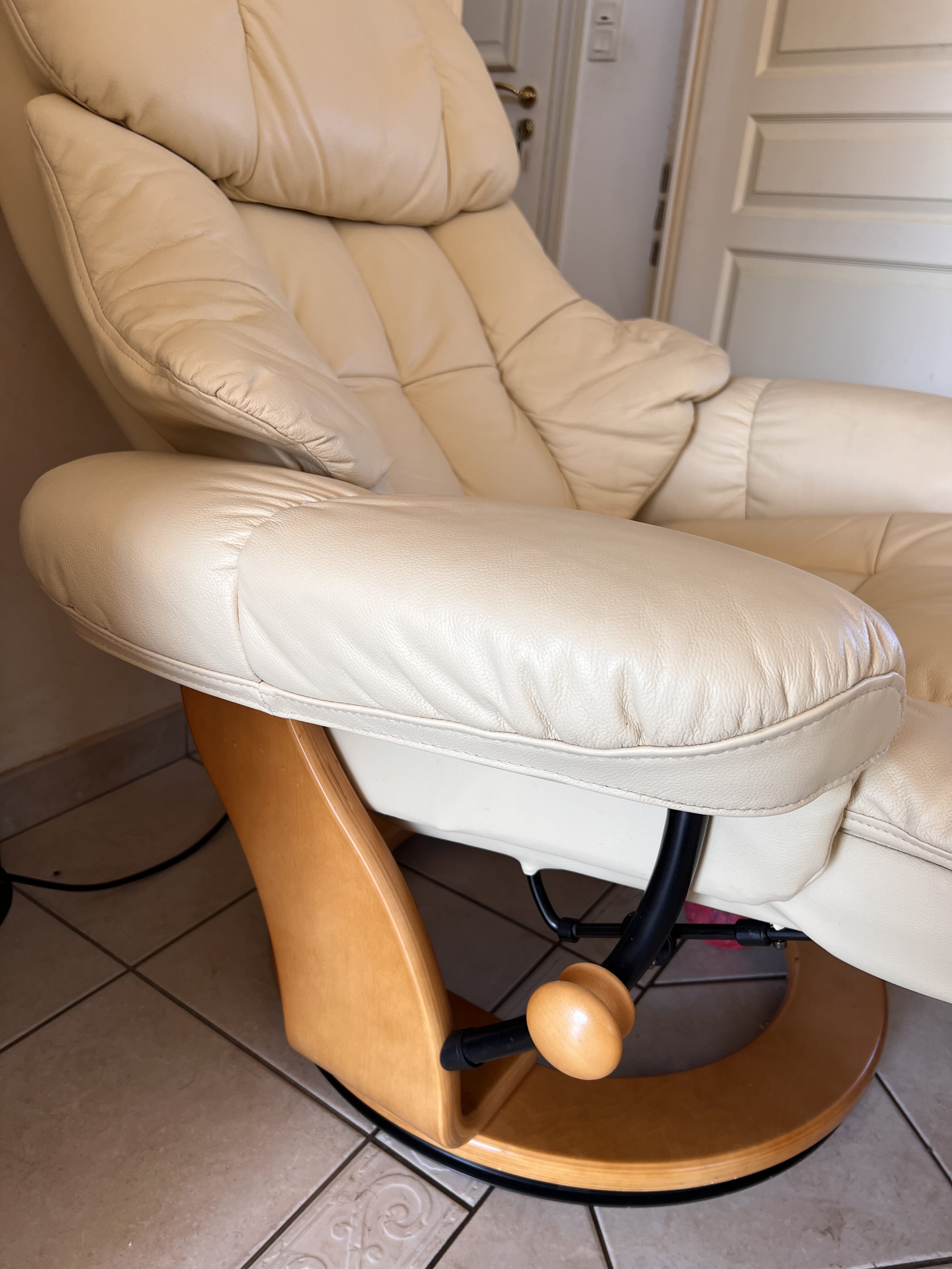 Un canapé en cuir propre après un nettoyage en profondeur - CleanWash Services Arras