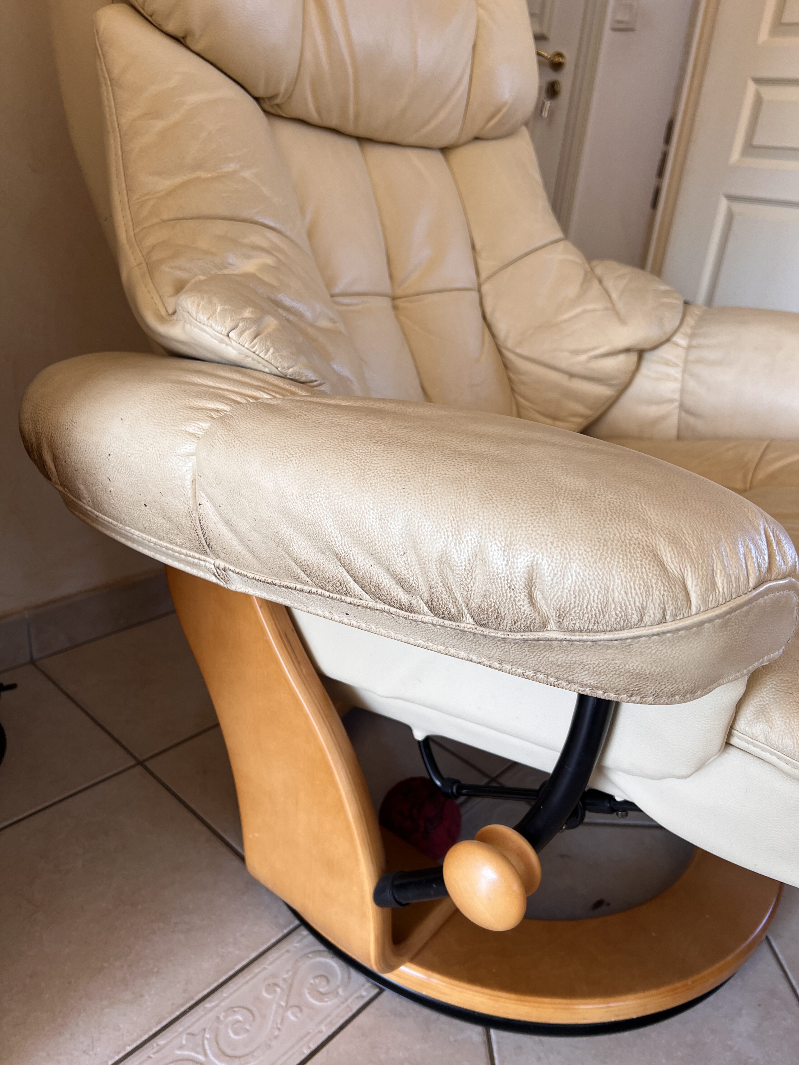 image d'un canapé en cuir sale avant le nettoyage réalisé par CleanWash Services