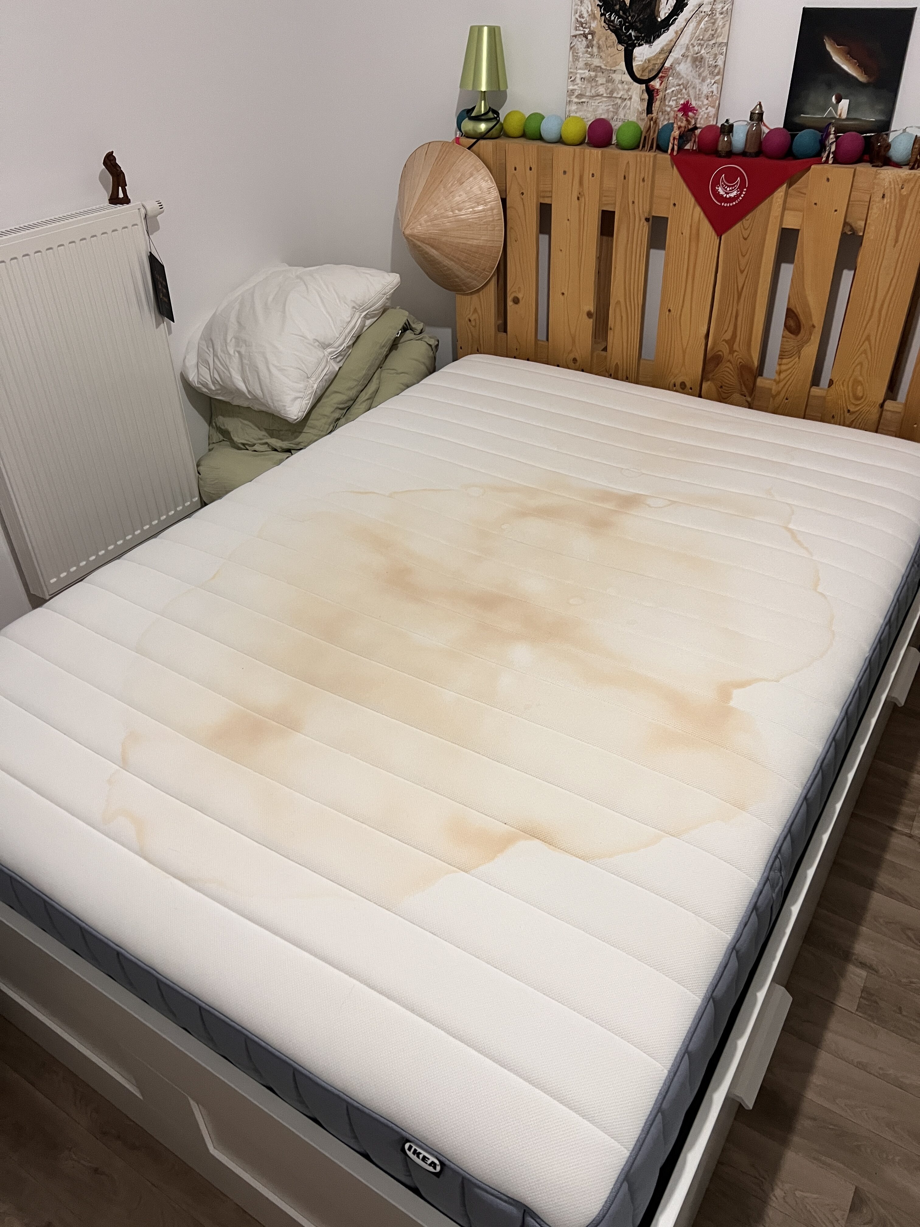 un matelas sale avant le nettoyage réalisé par CleanWash Services