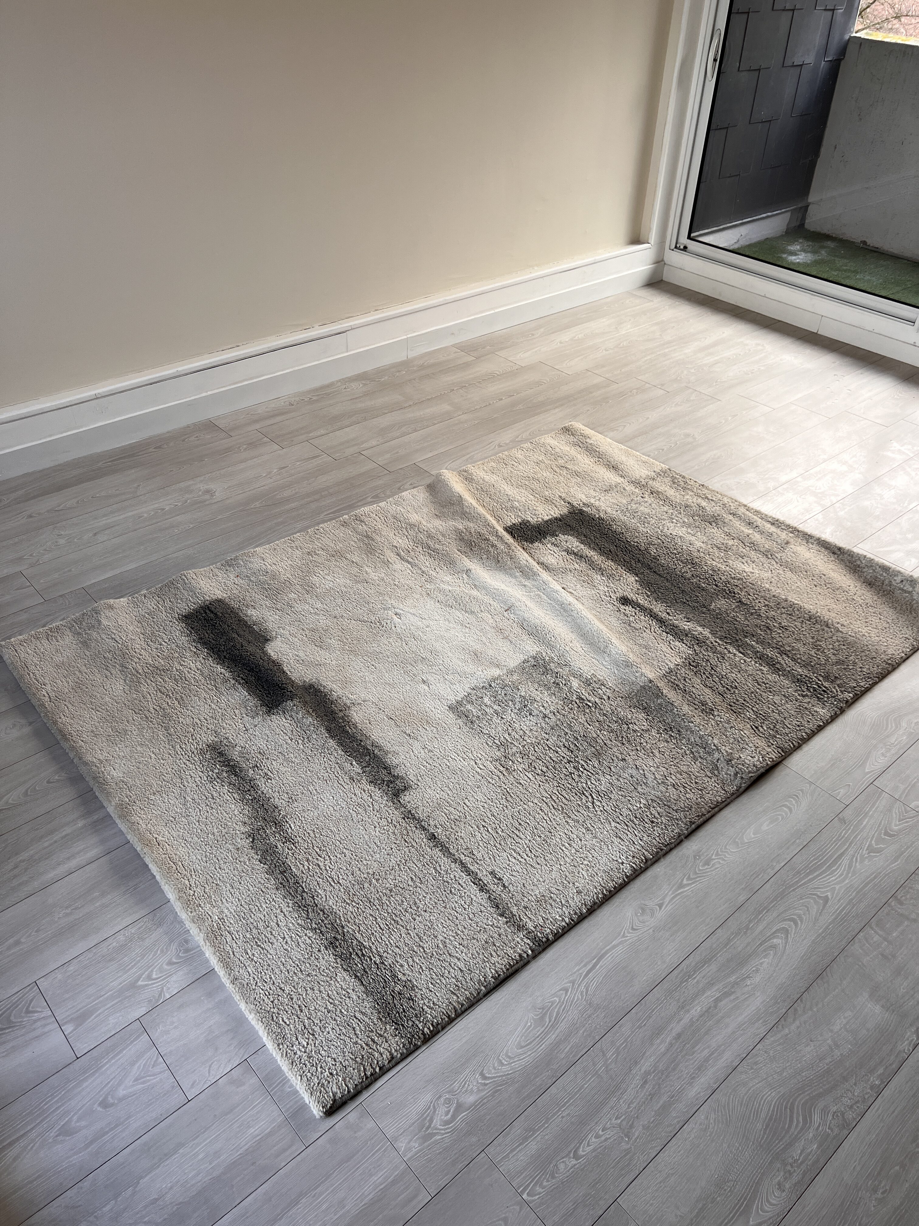 Un tapis sale avant un nettoyage en profondeur - CleanWash Services Arras