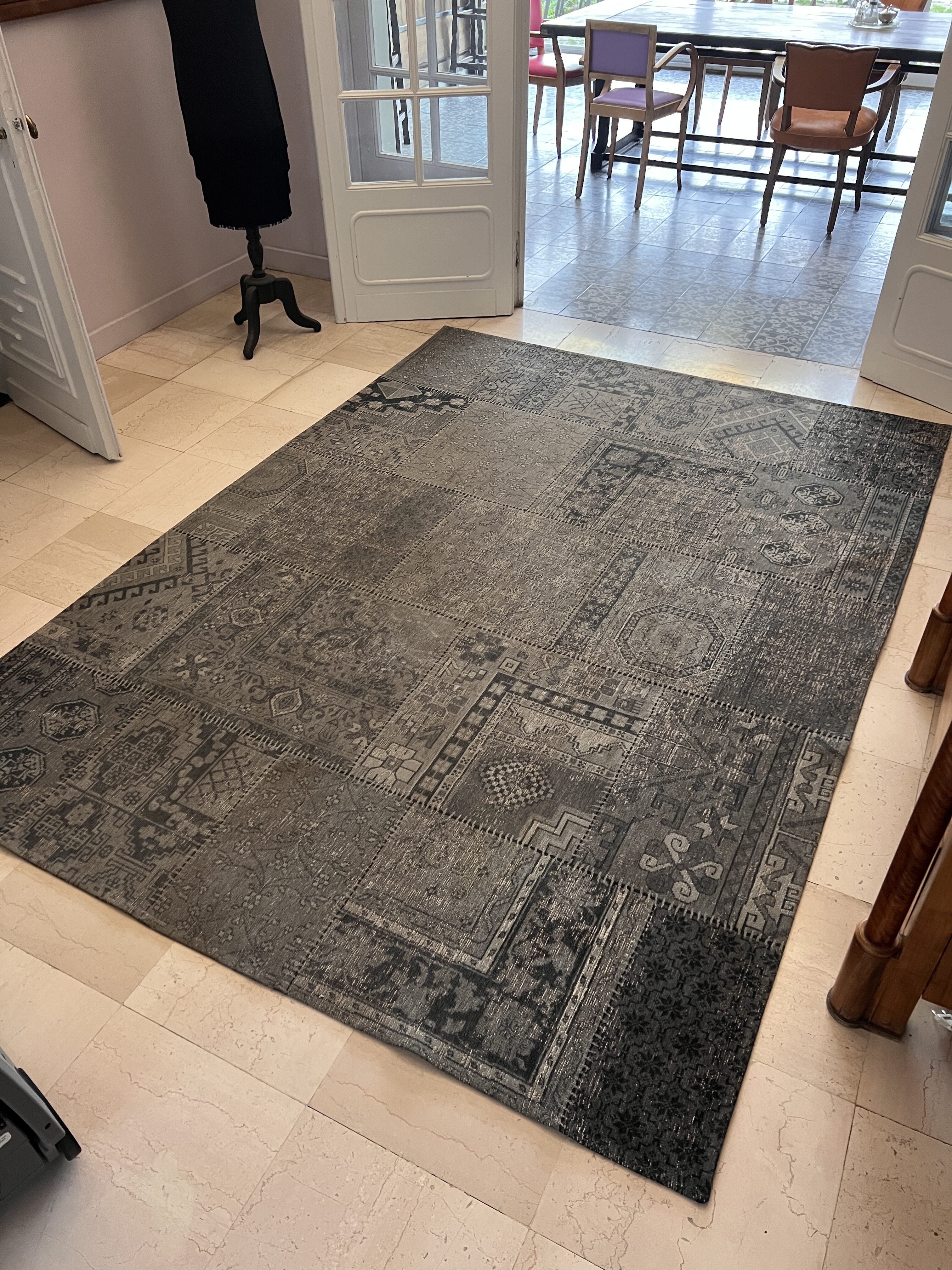 Service de nettoyage de moquette – CleanWash Services Une moquette sale avant un nettoyage en profondeur - CleanWash Services Arras
